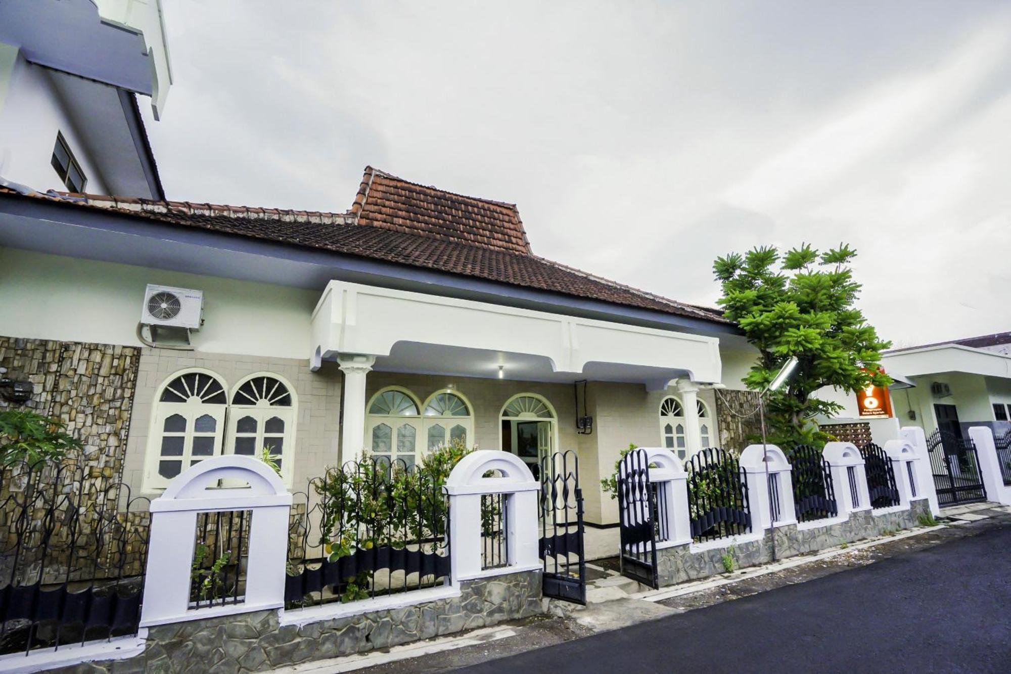 OYO 2004 Penginapan Bidara Syariah Probolinggo Luaran gambar