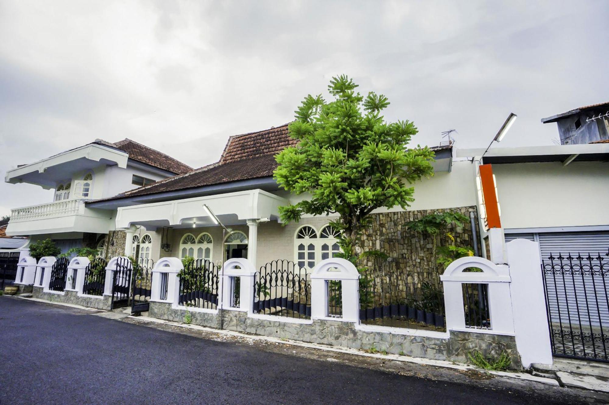 OYO 2004 Penginapan Bidara Syariah Probolinggo Luaran gambar