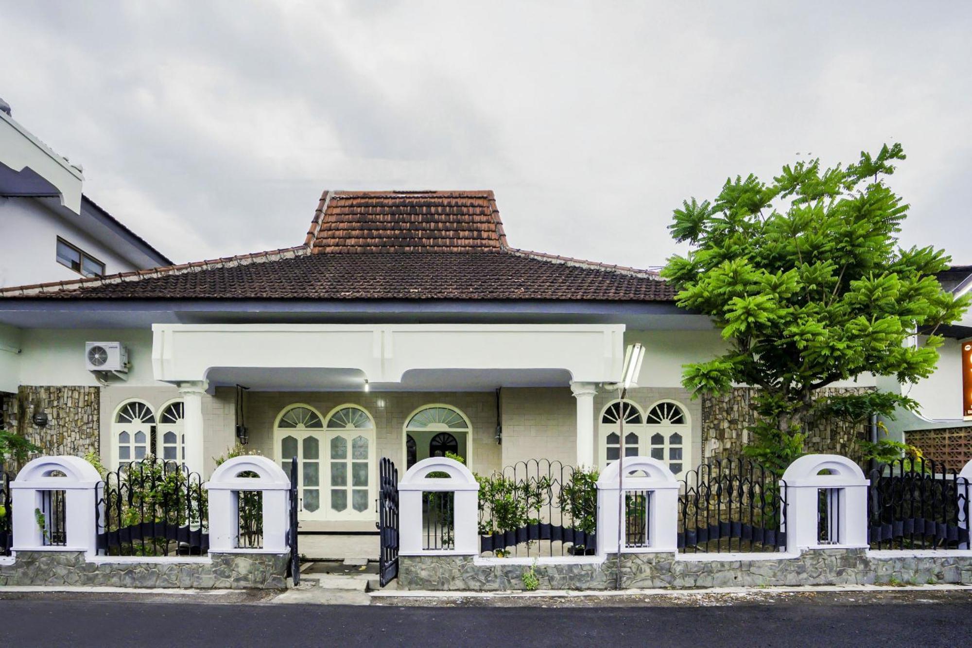 OYO 2004 Penginapan Bidara Syariah Probolinggo Luaran gambar